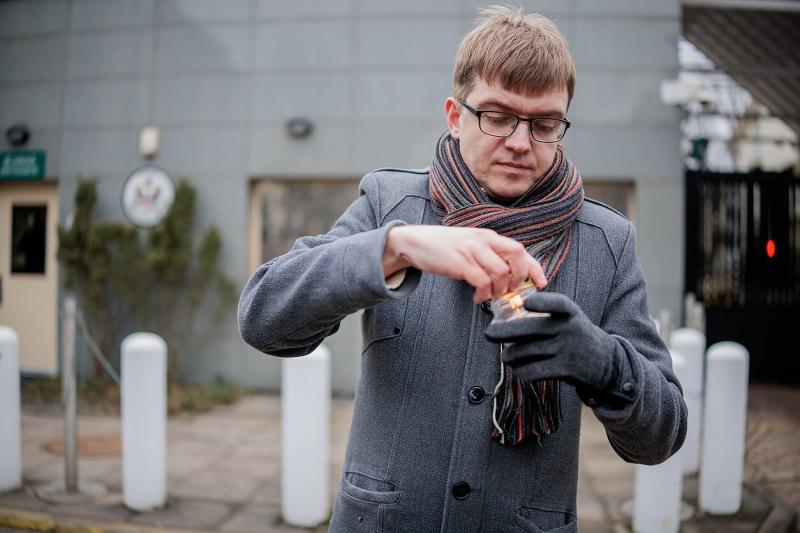 Протест у Литві: свічка біля американського посольства на знак незгоди з рішенням щодо України.