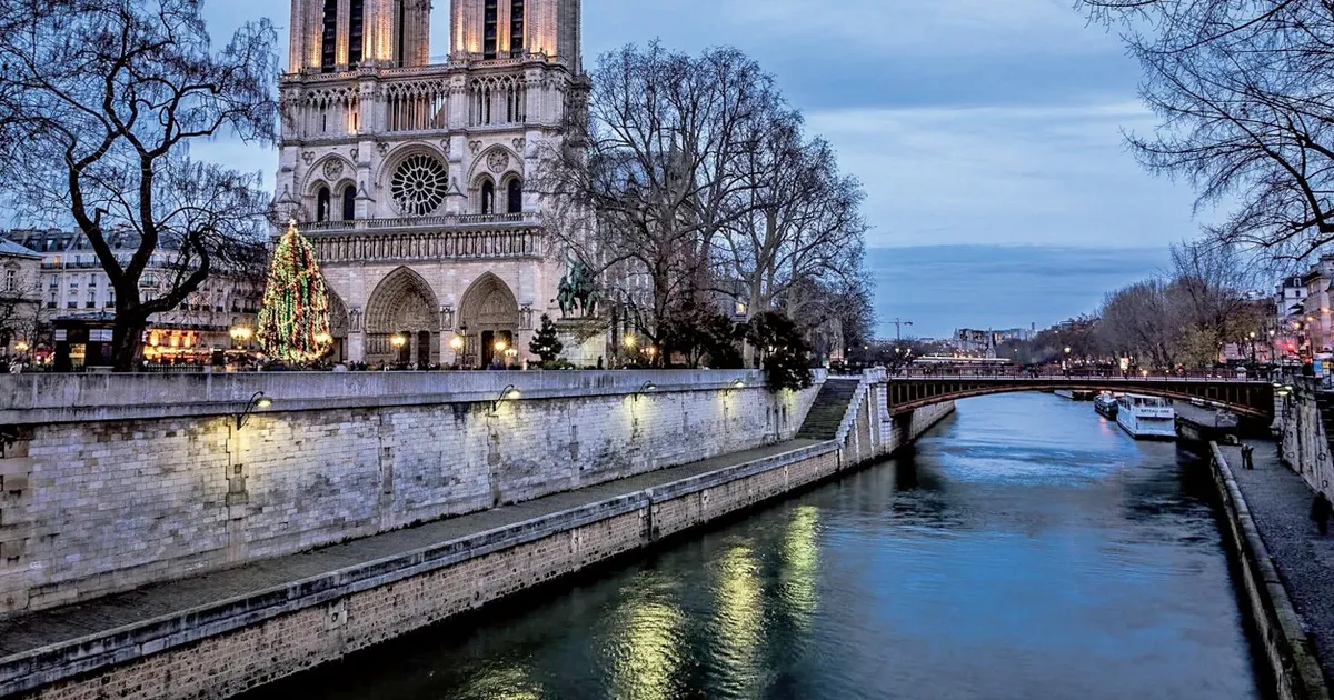 Всі знову мріють про поїздку до Парижа...