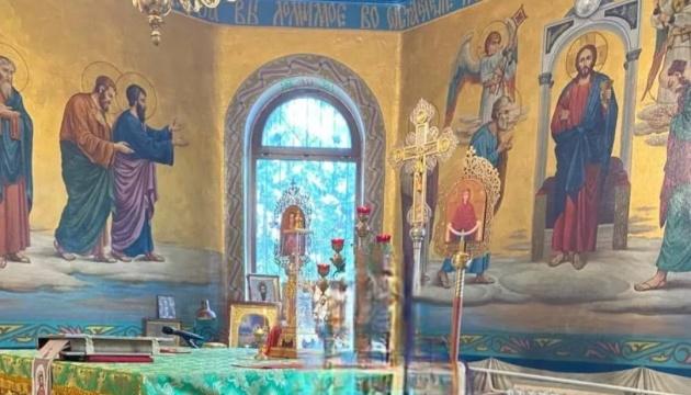 У храмі на Тернопільщині знайшли зображення ангелів з крилами, виконаними в кольорах російського прапора на стінах.