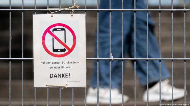 У Німеччині школи вводять заборону на використання смартфонів: думки учнів та викладачів.