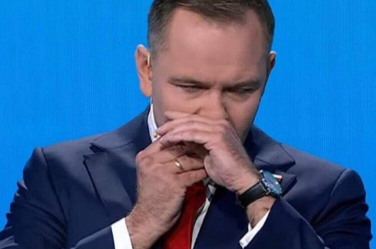 У Польщі розгорівся скандал: кандидат Навроцький вживав снюс в ефірі під час дебатів.