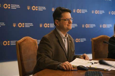 У Міністерстві освіти повідомили, що молодь віком 18-19 років повертається до України з-за кордону. - Детальніше | Експрес онлайн