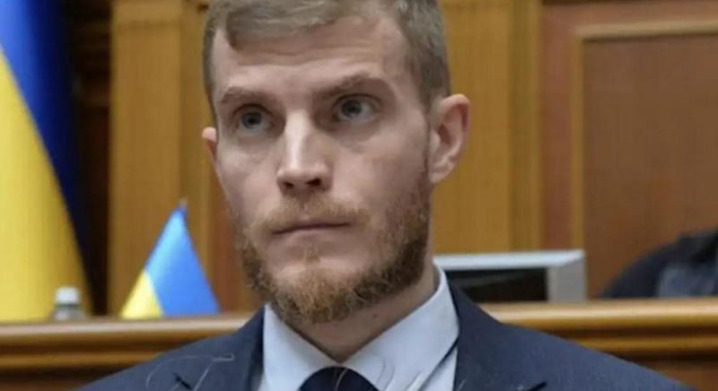 Дружина народного депутата Хлапука переїхала до Великої Британії, однак продовжує отримувати соціальні виплати з українського бюджету.