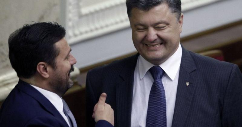 Експерт заявив, що Порошенко використовує розбиту фурами його заводу бюджетну дорогу для власного піару.