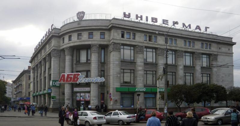 Співвласник мережі АТБ Геннадій Буткевич має намір придбати престижну комерційну нерухомість у Житомирі, яка належить колишній дружині Ігоря Палиці, повідомляє Delo.ua.