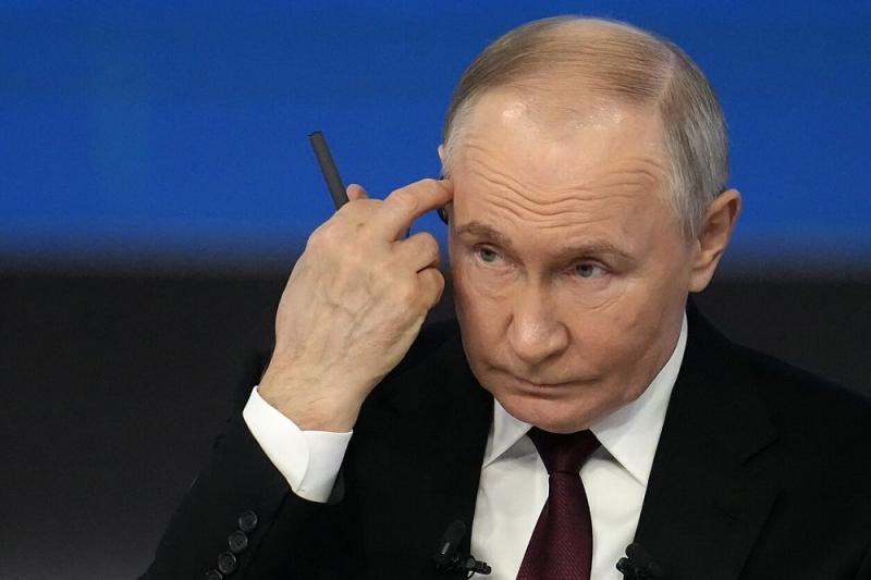 Оточення президента Путіна почало тиснути на нього з вимогою зупинити військові дії: які події розгортаються?