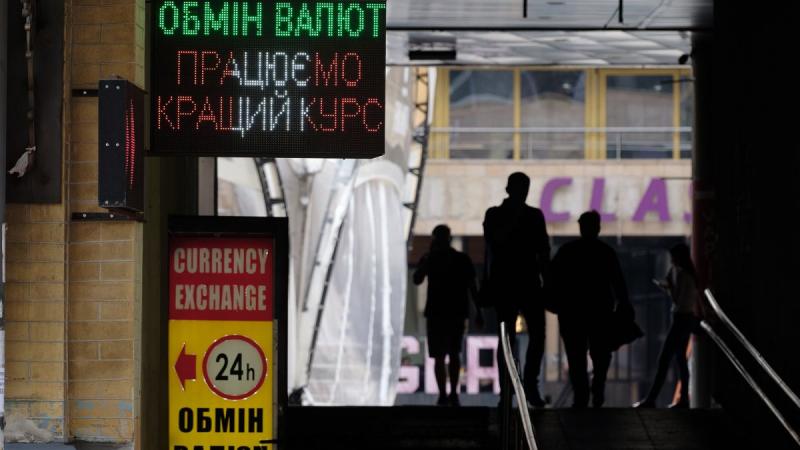 Які несподіванки чекають на нас від долара і євро: думка експерта щодо майбутнього валютного ринку.