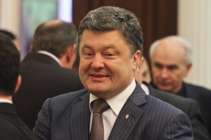 Порошенка піддали критиці через дорогий піджак під час фотосесії з військовими: вважають це несмаком і цинізмом.
