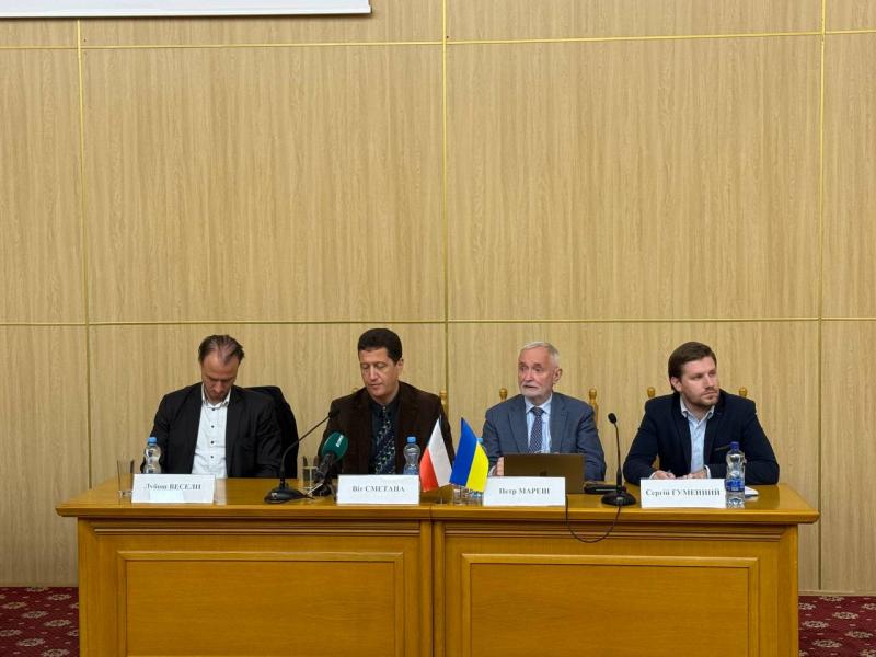 Дії агресора лише сприяють загостренню конфлікту, вважають дипломати.