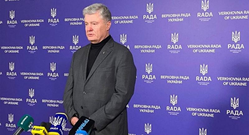 Порошенко намагався привернути увагу до себе в День української мови, але йому нагадали, що його рідні спілкуються російською, - повідомляють ЗМІ.