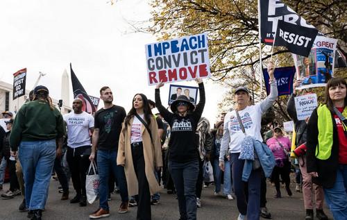 У Вашингтоні активісти виступили з вимогою до імпічменту Трампа, зокрема, в контексті його дій щодо України.