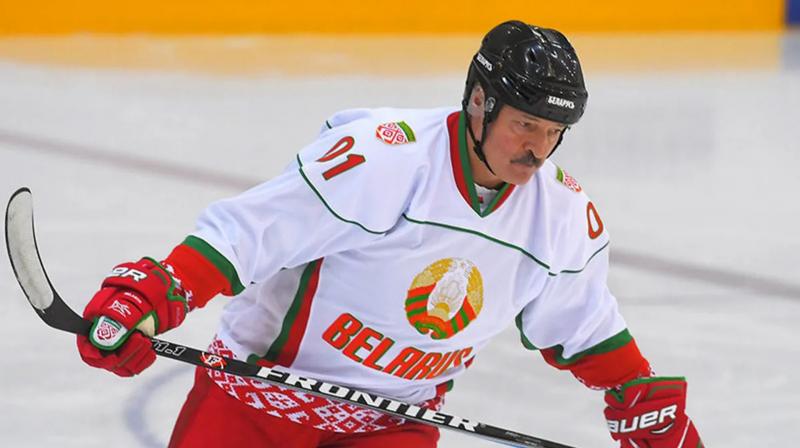 Білоруський лідер Лукашенко зазнав падіння під час любительського хокейного поєдинку.