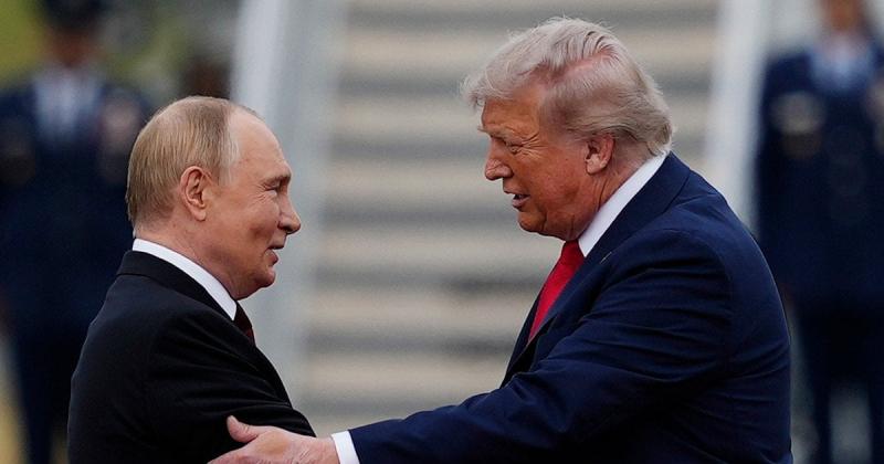 Трамп грає на двох фронтах з Путіним: NYT аналізує суперечливі рішення президента США.