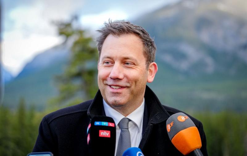 У Німеччині звучать тривожні сигнали про те, що Європа не має права залишатися осторонь від конфлікту зі Сполученими Штатами, повідомляє Bloomberg.