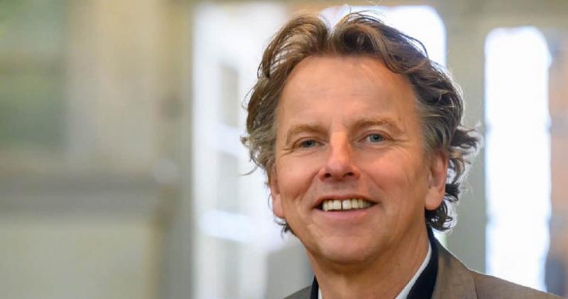 Ексміністр висловлює свою думку щодо умов, які можуть сприяти швидшому вступу України до Європейського Союзу, обговорює зниження довіри до Сполучених Штатів, а також питання можливого 