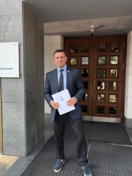 У лоферах вартістю 900 євро і з пакетом сала в руках: Микола Тищенко з'явився в суд, де йому призначили заставу на кілька мільйонів.
