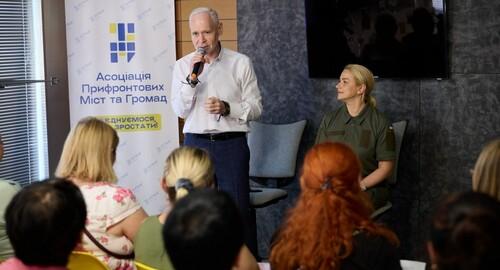 Ігор Терехов провів зустріч із переселенцями з Харківської області у Дніпрі.