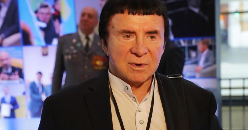 Кашпіровський, уродженець України, висловлював свою думку про війну, називаючи Крим 