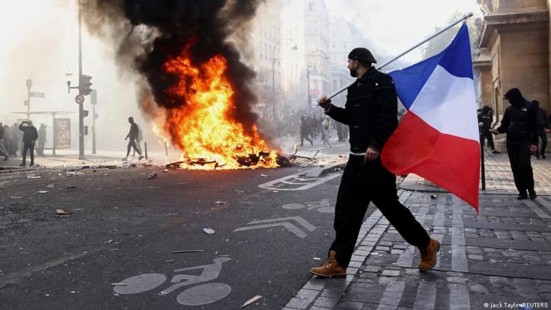 Протести у Франції перетворилися на заворушення і конфлікти, внаслідок чого було затримано 1200 осіб.